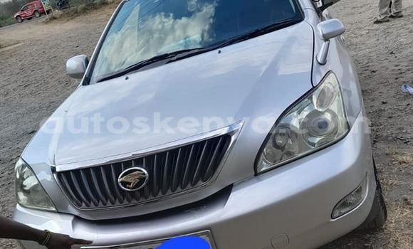 Oofamaa Toyota Harrier Silver Makiinaa iti Nairobi keessatti Nairobi keessatti