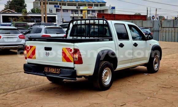 Oofamaa Isuzu D–MAX White Makiinaa iti Nairobi keessatti Nairobi keessatti