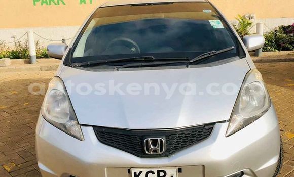 Oofamaa Honda Fit Silver Makiinaa iti Nairobi keessatti Nairobi keessatti