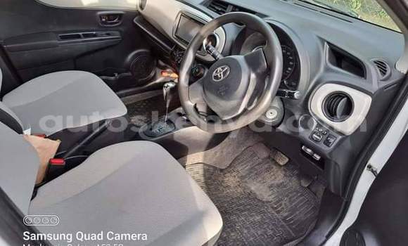 Oofamaa Toyota Vitz White Makiinaa iti Nairobi keessatti Nairobi keessatti Oofamaa Toyota Vitz White Makiinaa iti Nairobi keessatti Nairobi keessatti