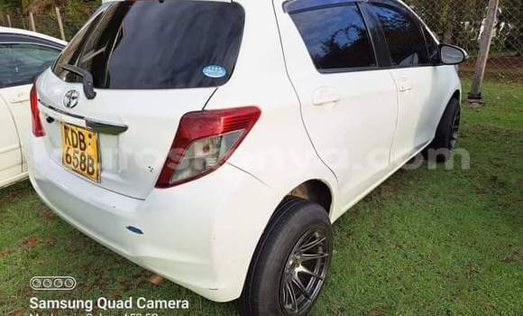 Oofamaa Toyota Vitz White Makiinaa iti Nairobi keessatti Nairobi keessatti Oofamaa Toyota Vitz White Makiinaa iti Nairobi keessatti Nairobi keessatti