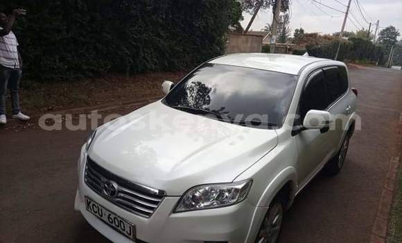 Oofamaa Toyota Vanguard White Makiinaa iti Nairobi keessatti Nairobi keessatti