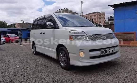 Oofamaa Toyota Voxy White Makiinaa iti Nairobi keessatti Nairobi keessatti