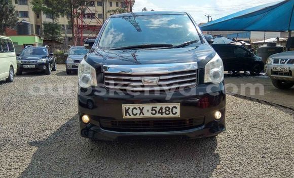 Oofamaa Toyota Noah Black Makiinaa iti Nairobi keessatti Nairobi keessatti
