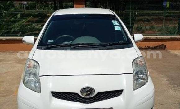 Oofamaa Toyota Vitz White Makiinaa iti Nairobi keessatti Nairobi keessatti