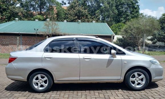 Oofamaa Honda Fit Silver Makiinaa iti Nairobi keessatti Nairobi keessatti