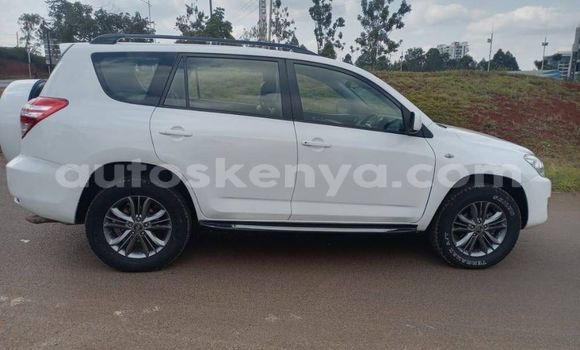 Oofamaa Toyota RAV4 White Makiinaa iti Nairobi keessatti Nairobi keessatti
