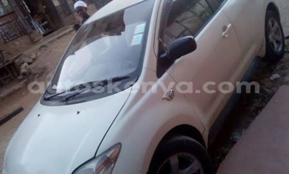 Oofamaa Toyota IST White Makiinaa iti Nanyuki keessatti Rift Valley keessatti Oofamaa Toyota IST White Makiinaa iti Nanyuki keessatti Rift Valley keessatti