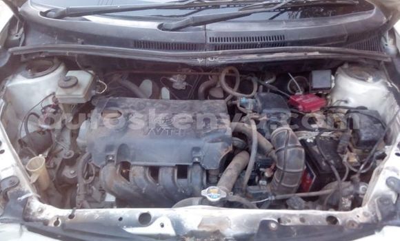 Oofamaa Toyota IST White Makiinaa iti Nanyuki keessatti Rift Valley keessatti Oofamaa Toyota IST White Makiinaa iti Nanyuki keessatti Rift Valley keessatti