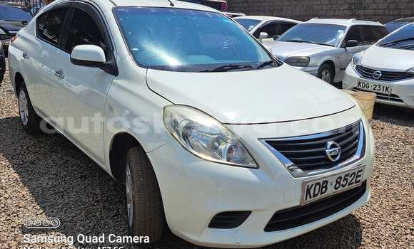 Oofamaa Nissan tiida White Makiinaa iti Nairobi keessatti Nairobi keessatti