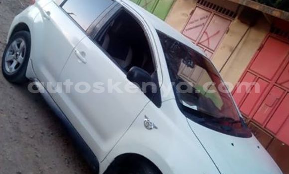 Oofamaa Toyota IST White Makiinaa iti Nanyuki keessatti Rift Valley keessatti Oofamaa Toyota IST White Makiinaa iti Nanyuki keessatti Rift Valley keessatti