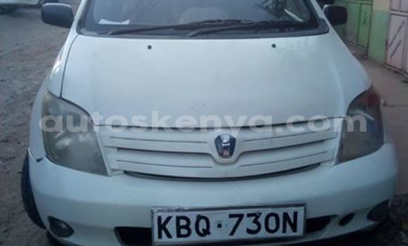 Oofamaa Toyota IST White Makiinaa iti Nanyuki keessatti Rift Valley keessatti Oofamaa Toyota IST White Makiinaa iti Nanyuki keessatti Rift Valley keessatti
