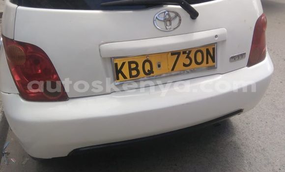 Oofamaa Toyota IST White Makiinaa iti Nanyuki keessatti Rift Valley keessatti Oofamaa Toyota IST White Makiinaa iti Nanyuki keessatti Rift Valley keessatti