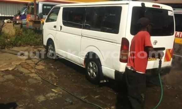 Oofamaa Toyota Hiace White Makiinaa iti Nairobi keessatti Nairobi keessatti Oofamaa Toyota Hiace White Makiinaa iti Nairobi keessatti Nairobi keessatti