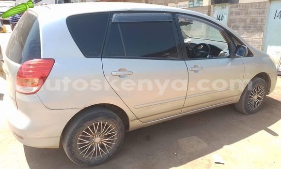 Oofamaa Toyota Spacio Silver Makiinaa iti Nairobi keessatti Nairobi keessatti