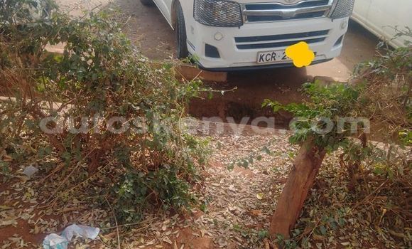 Oofamaa Toyota Hiace White Makiinaa iti Nairobi keessatti Nairobi keessatti