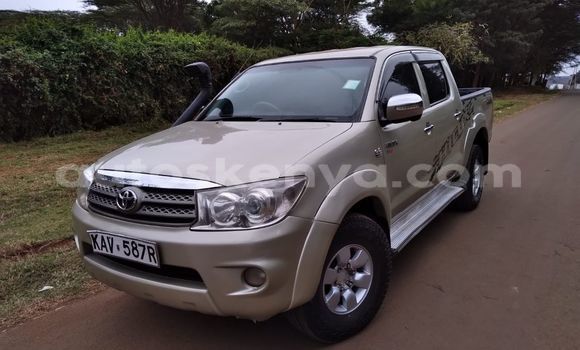 Nunua Ilio tumika Toyota Hilux Fedha Gari ndani ya Nairobi nchini Nairobi