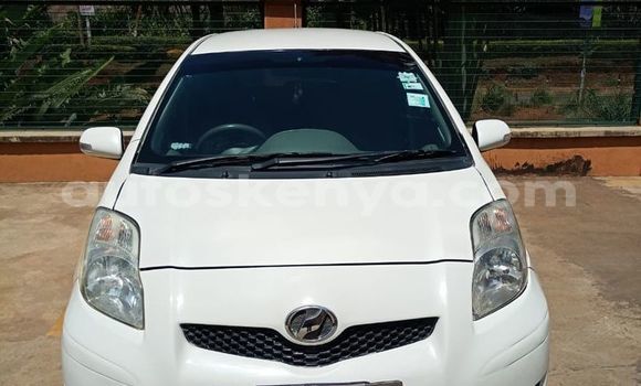 Oofamaa Toyota Vitz White Makiinaa iti Nairobi keessatti Nairobi keessatti