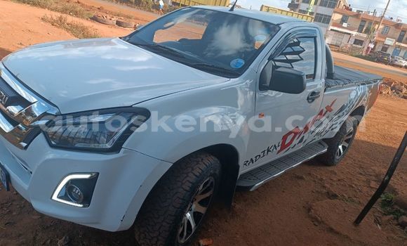 Oofamaa Isuzu D–MAX White Makiinaa iti Nairobi keessatti Nairobi keessatti