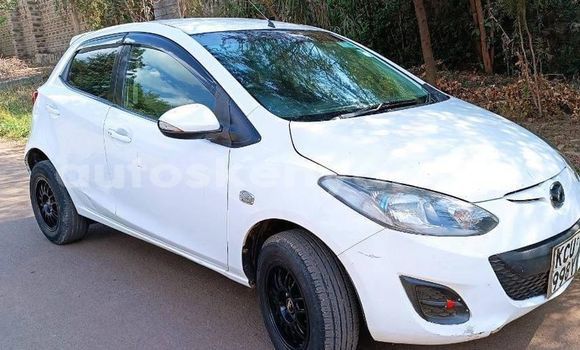 Oofamaa Mazda Demio White Makiinaa iti Nairobi keessatti Nairobi keessatti