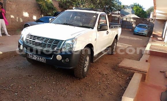 Oofamaa Isuzu D–MAX White Makiinaa iti Kiambu keessatti Central Kenya keessatti