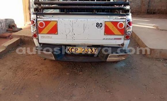 Oofamaa Isuzu D–MAX White Makiinaa iti Kiambu keessatti Central Kenya keessatti Oofamaa Isuzu D–MAX White Makiinaa iti Kiambu keessatti Central Kenya keessatti