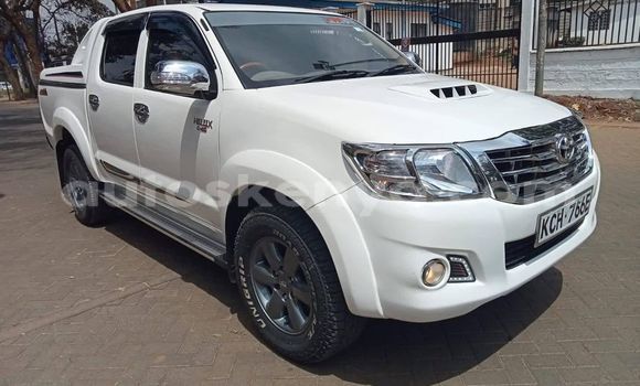 Oofamaa Toyota Hilux White Makiinaa iti Nairobi keessatti Nairobi keessatti
