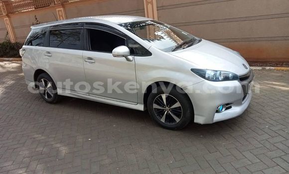 Oofamaa Toyota Wish Silver Makiinaa iti Nairobi keessatti Nairobi keessatti