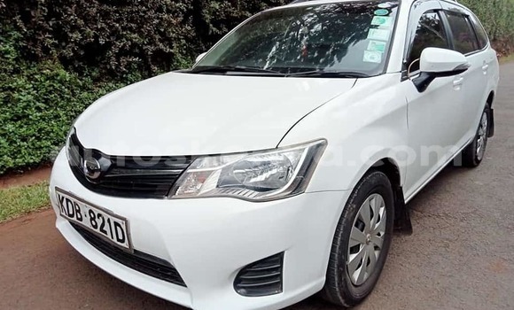 Oofamaa Toyota Fielder White Makiinaa iti Nairobi keessatti Nairobi keessatti