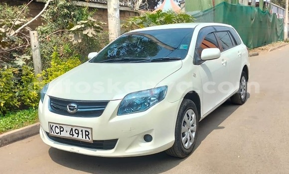 Oofamaa Toyota Fielder White Makiinaa iti Nairobi keessatti Nairobi keessatti