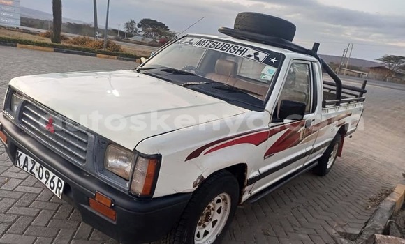 Oofamaa Mitsubishi L200 White Makiinaa iti Ruiru keessatti Nairobi keessatti