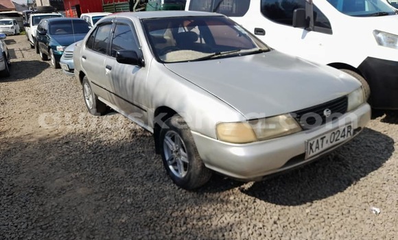 Nunua Ilio tumika Nissan Sunny Fedha Gari ndani ya Nairobi nchini Nairobi