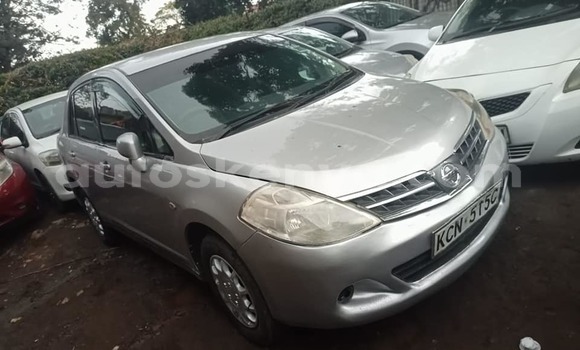 Oofamaa Nissan tiida Silver Makiinaa iti Nairobi keessatti Nairobi keessatti
