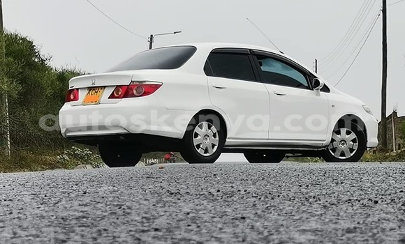 Oofamaa Honda Fit White Makiinaa iti Nairobi keessatti Nairobi keessatti