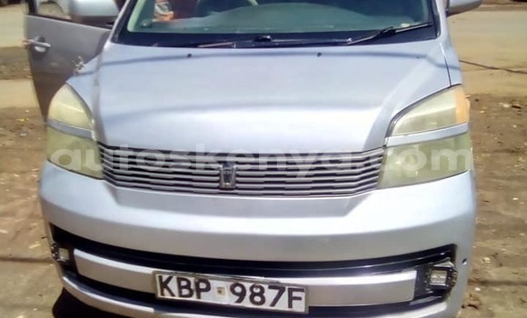 Oofamaa Toyota Voxy Silver Makiinaa iti Nairobi keessatti Nairobi keessatti