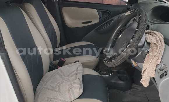 Oofamaa Toyota Vitz White Makiinaa iti Nairobi keessatti Nairobi keessatti