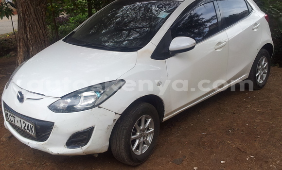 Oofamaa Mazda Demio White Makiinaa iti Nairobi keessatti Nairobi keessatti