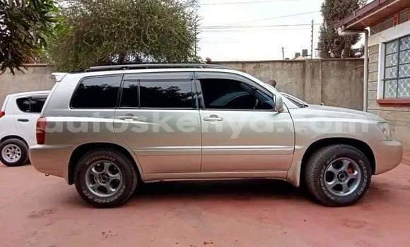 Oofamaa Toyota Kluger Silver Makiinaa iti Nairobi keessatti Nairobi keessatti