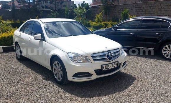 Oofamaa Mercedes-Benz C-Classe White Makiinaa iti Nairobi keessatti Nairobi keessatti