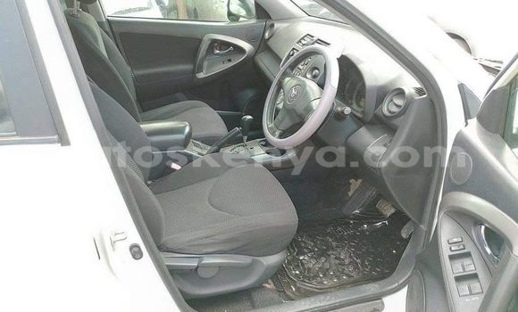 Oofamaa Toyota RAV4 White Makiinaa iti Nairobi keessatti Nairobi keessatti Oofamaa Toyota RAV4 White Makiinaa iti Nairobi keessatti Nairobi keessatti