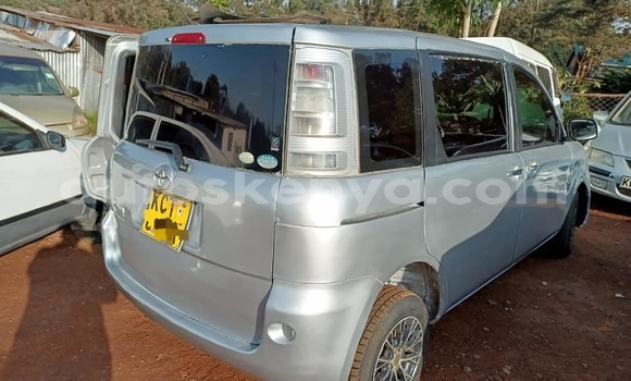 Oofamaa Toyota Sienta Silver Makiinaa iti Nairobi keessatti Nairobi keessatti