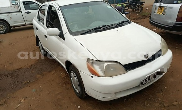 Oofamaa Toyota Platz White Makiinaa iti Nairobi keessatti Nairobi keessatti