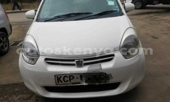 Oofamaa Toyota Passo White Makiinaa iti Nairobi keessatti Nairobi keessatti