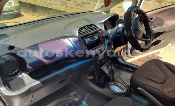 Nunua Ilio tumika Honda Fit Nyeupe Gari ndani ya Nairobi nchini Nairobi Nunua Ilio tumika Honda Fit Nyeupe Gari ndani ya Nairobi nchini Nairobi