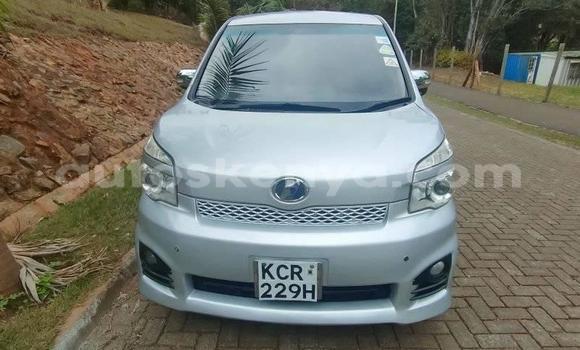 Nunua Ilio tumika Toyota Voxy Fedha Gari ndani ya Nairobi nchini Nairobi