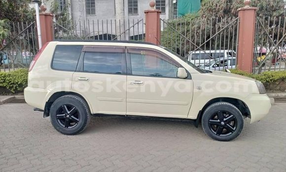 Oofamaa Nissan X–Trail Beige Makiinaa iti Nairobi keessatti Nairobi keessatti