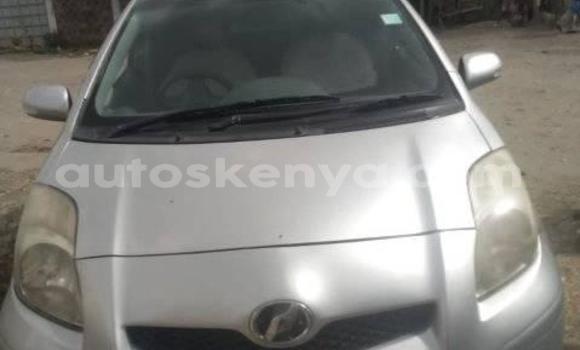 Oofamaa Toyota Vitz Silver Makiinaa iti Nairobi keessatti Nairobi keessatti