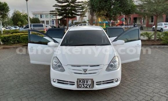 Oofamaa Toyota Caldina White Makiinaa iti Nairobi keessatti Nairobi keessatti