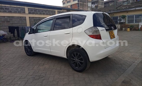 Oofamaa Honda Fit White Makiinaa iti Nairobi keessatti Nairobi keessatti