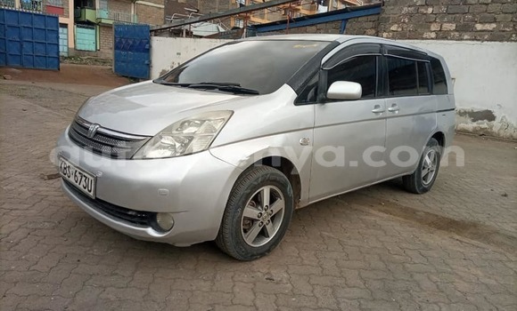 Oofamaa Toyota ISIS Silver Makiinaa iti Nairobi keessatti Nairobi keessatti